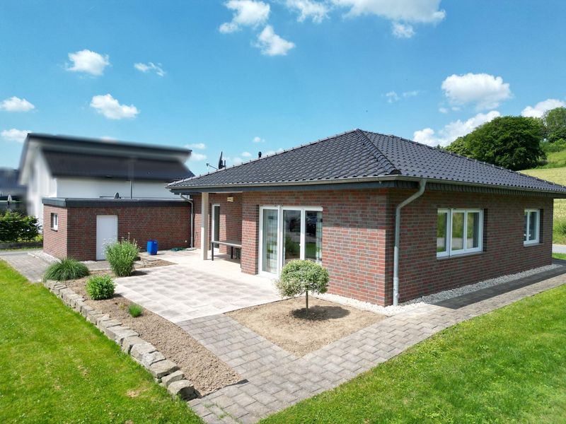 Wohnen auf einer Ebene: Moderner Bungalow mit Weitblick und Garage